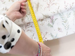 6 consejos para que tus cortinas hagan que el techo parezca más alto de lo que es