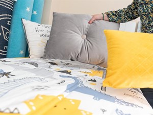 Cambia el ambiente de tu salón con nuevos cojines decorativos