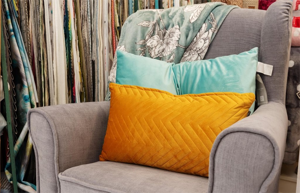 ¿Cómo elegir los cojines decorativos que mejor combinen con mi sofá?