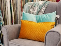 ¿Cómo elegir los cojines decorativos que mejor combinen con mi sofá?