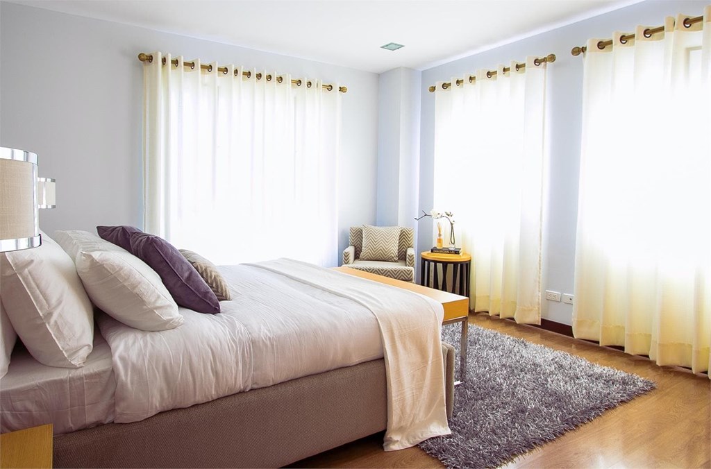 ¿Cuáles son las ventajas de poner cortinas en casa?