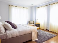 ¿Cuáles son las ventajas de poner cortinas en casa?