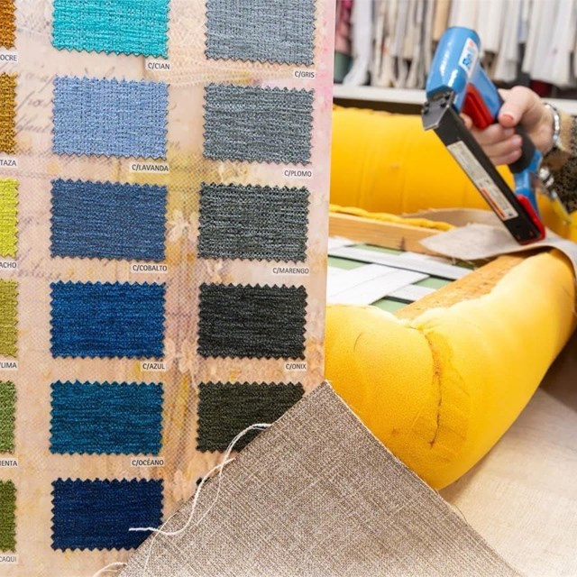 ¿Cuánto tiempo se tarda en tapizar una silla o un sofá?