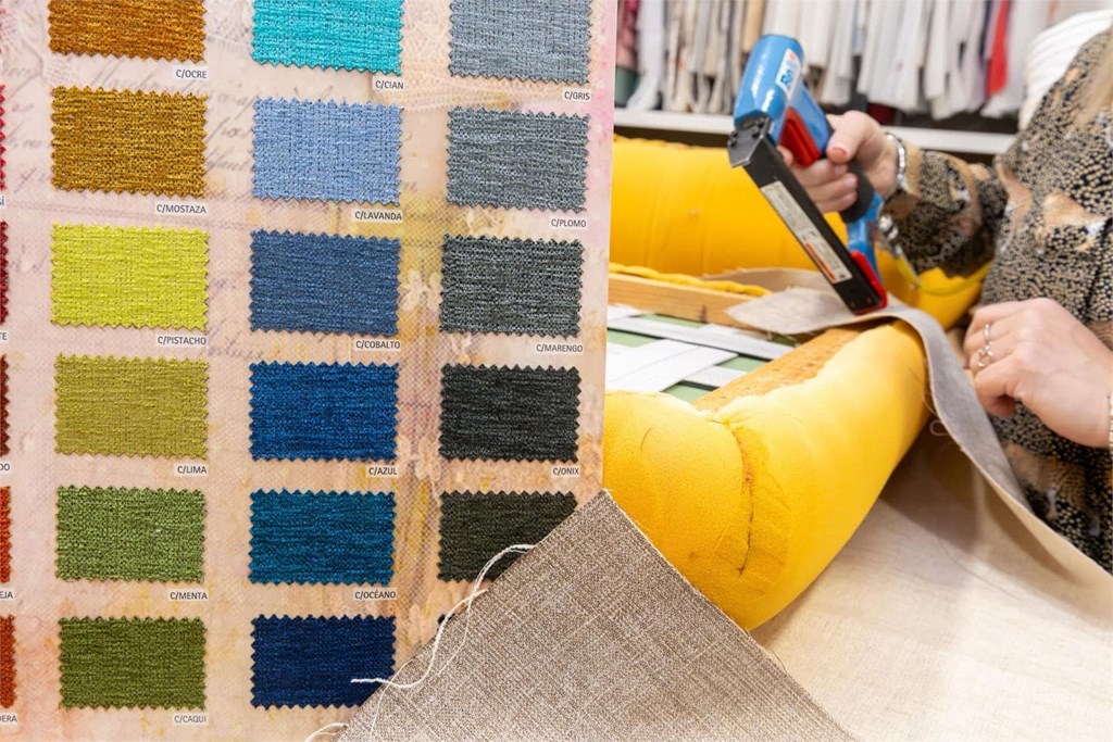 ¿Cuánto tiempo se tarda en tapizar una silla o un sofá?