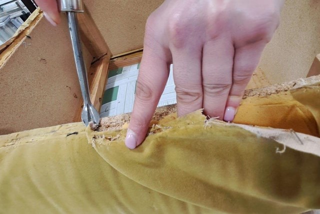 Dale una segunda vida a tu mueble con la restauración de muebles tapizados en Vigo - Imagen 1