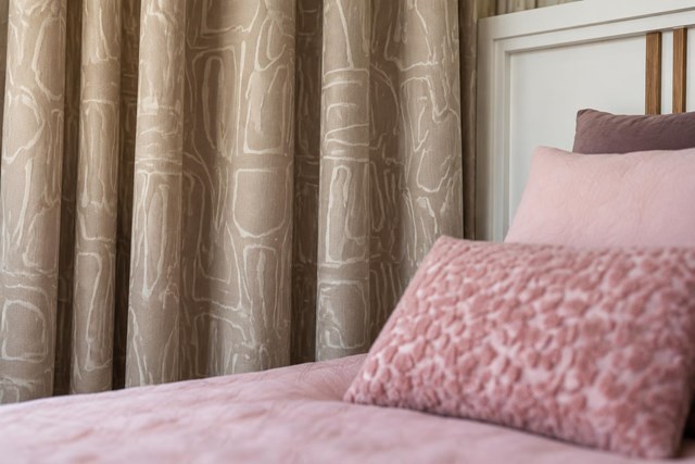 Duerme mejor con cortinas opacas para dormitorios en Vigo - Imagen 1