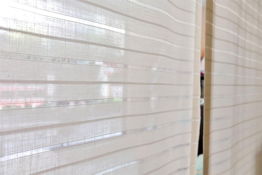 ¿Qué diferencia hay entre un estor enrollable y un estor plegable?